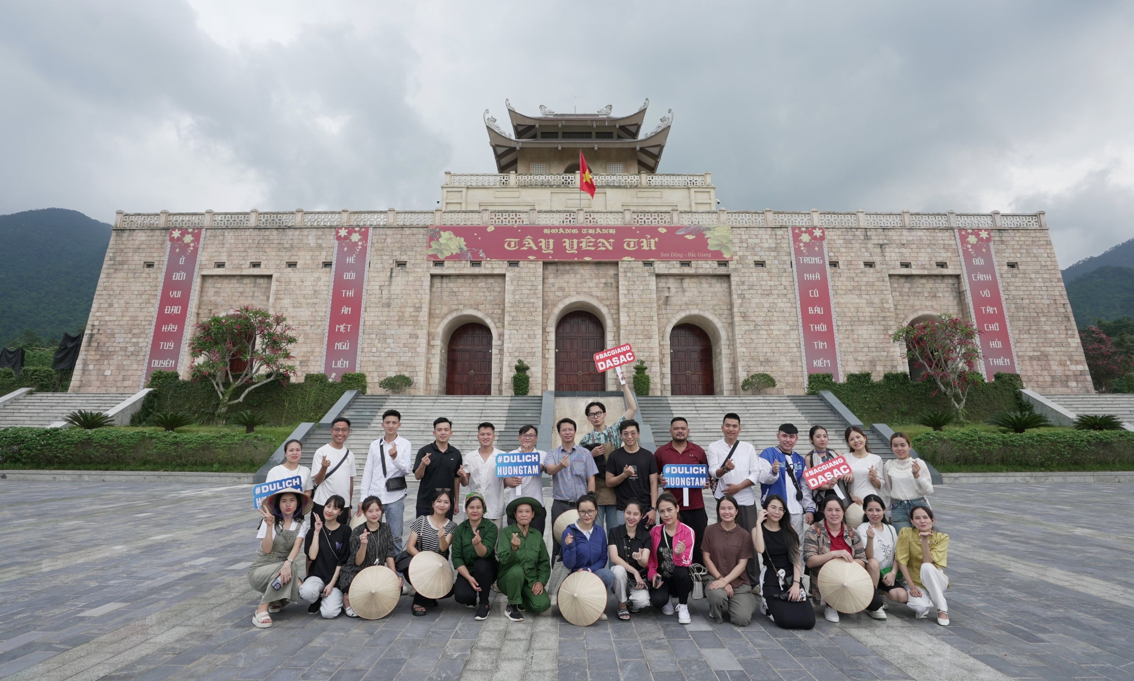 Đoàn KOL của TikTok chụp ảnh lưu niệm tại Khu du lịch tâm linh, sinh thái Tây Yên Tử